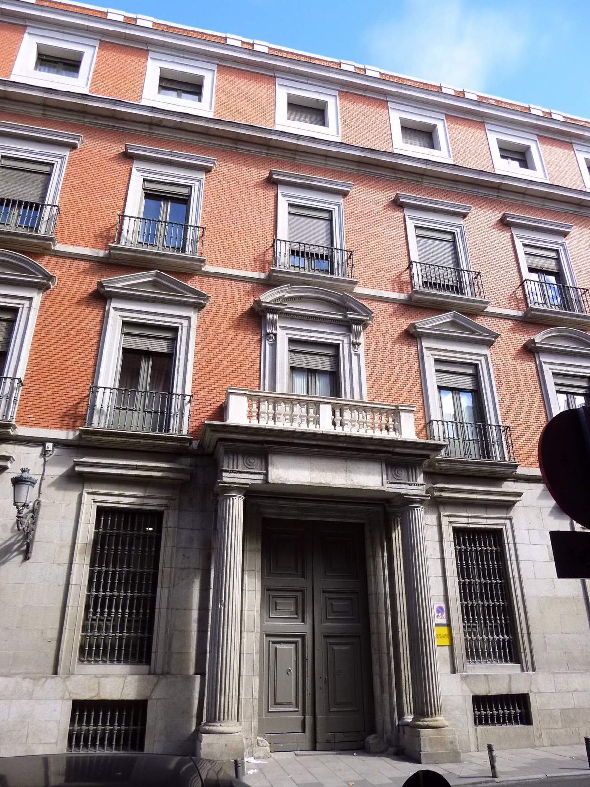 Fachada de ladrillo y piedra del Palacio de la Marquesa de la Sonora, sede del Ministerio de Justicia en Madrid